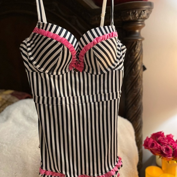 Silky VS Sexy Little Things underwire chemise with removable garter clips - Picture 2 of 9